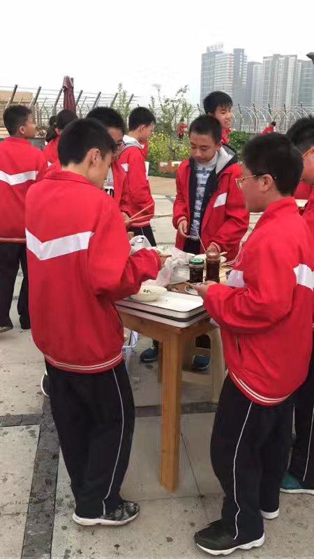 学生在分享劳动果实.jpg