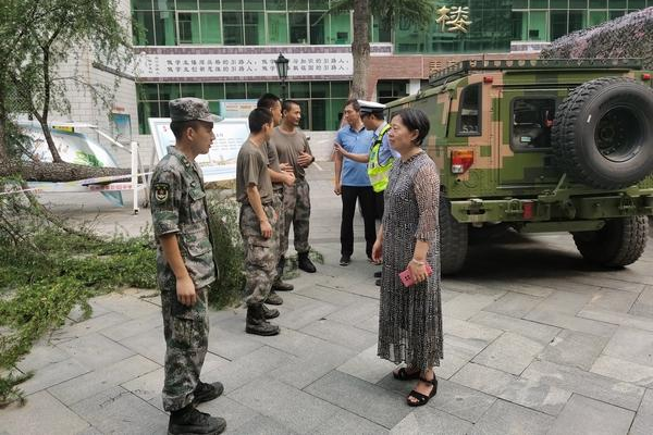 郑州市第三十一高级中学校长贾惠芬积极协调、争取，为救灾官兵提供服务支持.jpg