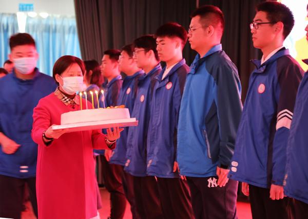 校长贾惠芬等领导为各班学生送上十八岁生日蛋糕.jpg