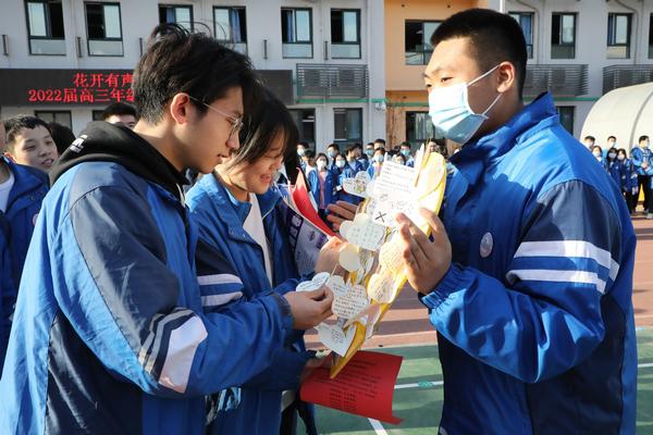 学生们写下自己的十八岁心愿.jpg