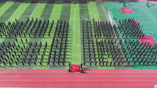 郑州市第31·103高级中学2022级高一师生整齐列队，参加军事教育活动汇演暨表彰大会.jpg