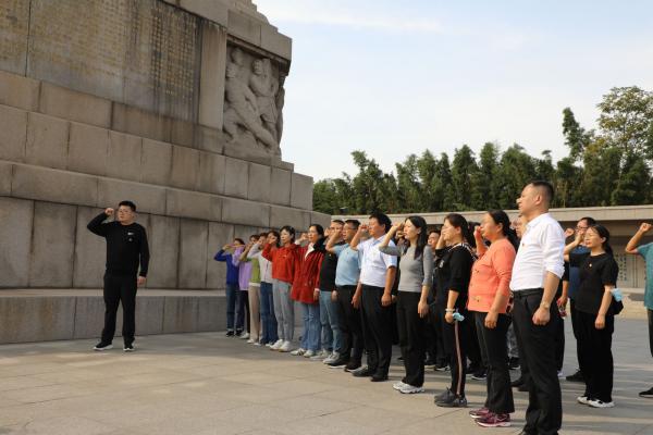 党员同志在淮海战役纪念塔下宣誓.jpg