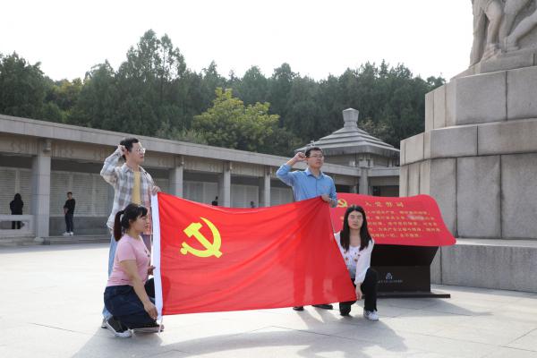党员同志们在淮海战役纪念塔下重温入党誓词.jpg