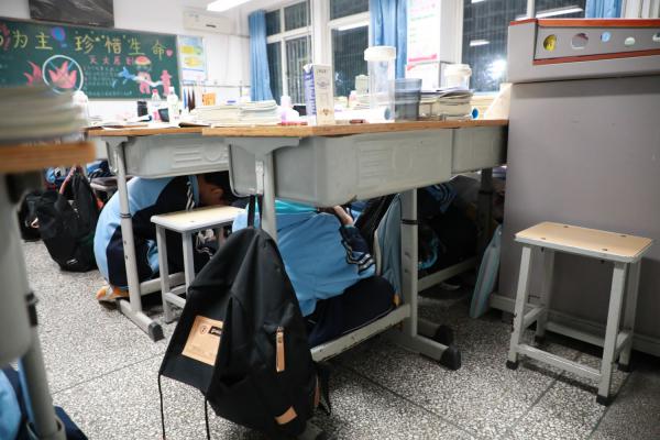 学生们在教室里进行紧急安全躲避.jpg