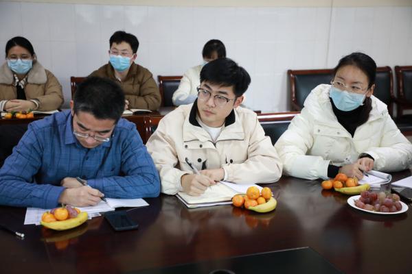 高三年级长刘立伟、优秀青年教师代表菅思远（左一、左二）参加座谈交流.jpg