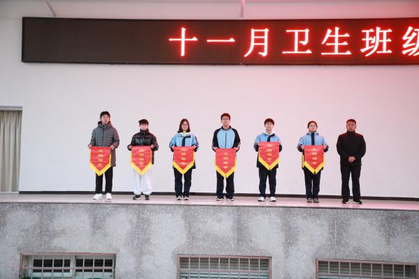 郑州市第三十一高级中学校级干部李玉海为学生代表颁奖并合影.JPG