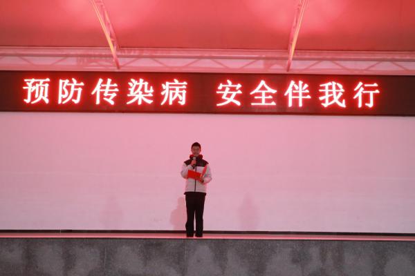 学生代表王一凡以“用科学守护健康 用责任点亮青春”为题进行国旗下演讲.JPG