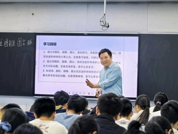 ֣���е���ʮһ�߼���ѧ��ѧ�鿪չʦͽ���ͬ���칹���л